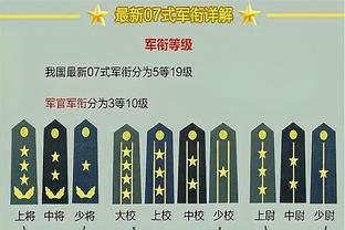 记者：深圳新鹏城医疗组为飞机上身体不适的乘客做现场诊断